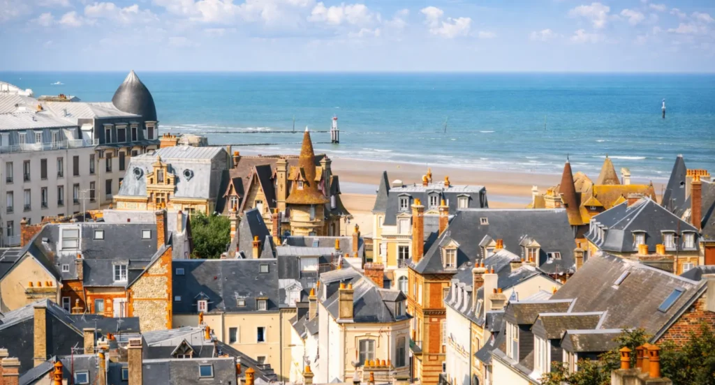 Vue sur les toits de Trouville-sur-Mer avec la mer en arrière-plan sur la Côte Fleurie en Normandie