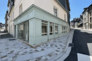 Boutique d'angle à vendre à Honfleur rue Saint Léonard rue pavée
