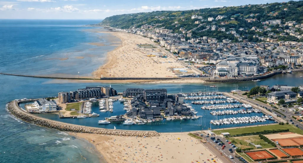 Vue aérienne de la Marina de Deauville avec le port de plaisance, la plage de Deauville et la ville de Trouville-sur-Mer sur la Côte Fleurie.