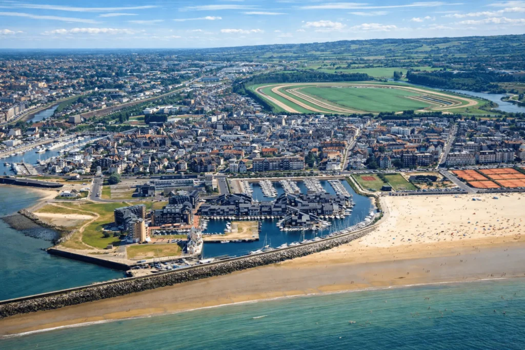 Vue aérienne de la Marina de Deauville avec le port de plaisance, la plage et la ville de Deauville sur la Côte Fleurie en Normandie.