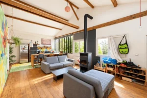 Cuisine ouverte sur le séjour d’un loft de caractère à Montreuil.