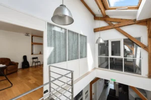 Verrière intérieure et charpente apparente d’un loft à Montreuil.