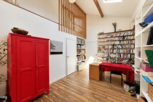 Bibliothèque et belle hauteur sous plafond dans un loft à Montreuil.