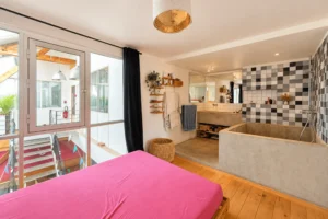 Chambre avec salle de bains ouverte dans un loft à Montreuil.