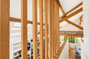 Mezzanine avec claustra en bois donnant sur le loft à Montreuil.