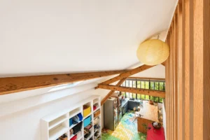 Vue depuis la mezzanine sur la cuisine et la charpente du loft.
